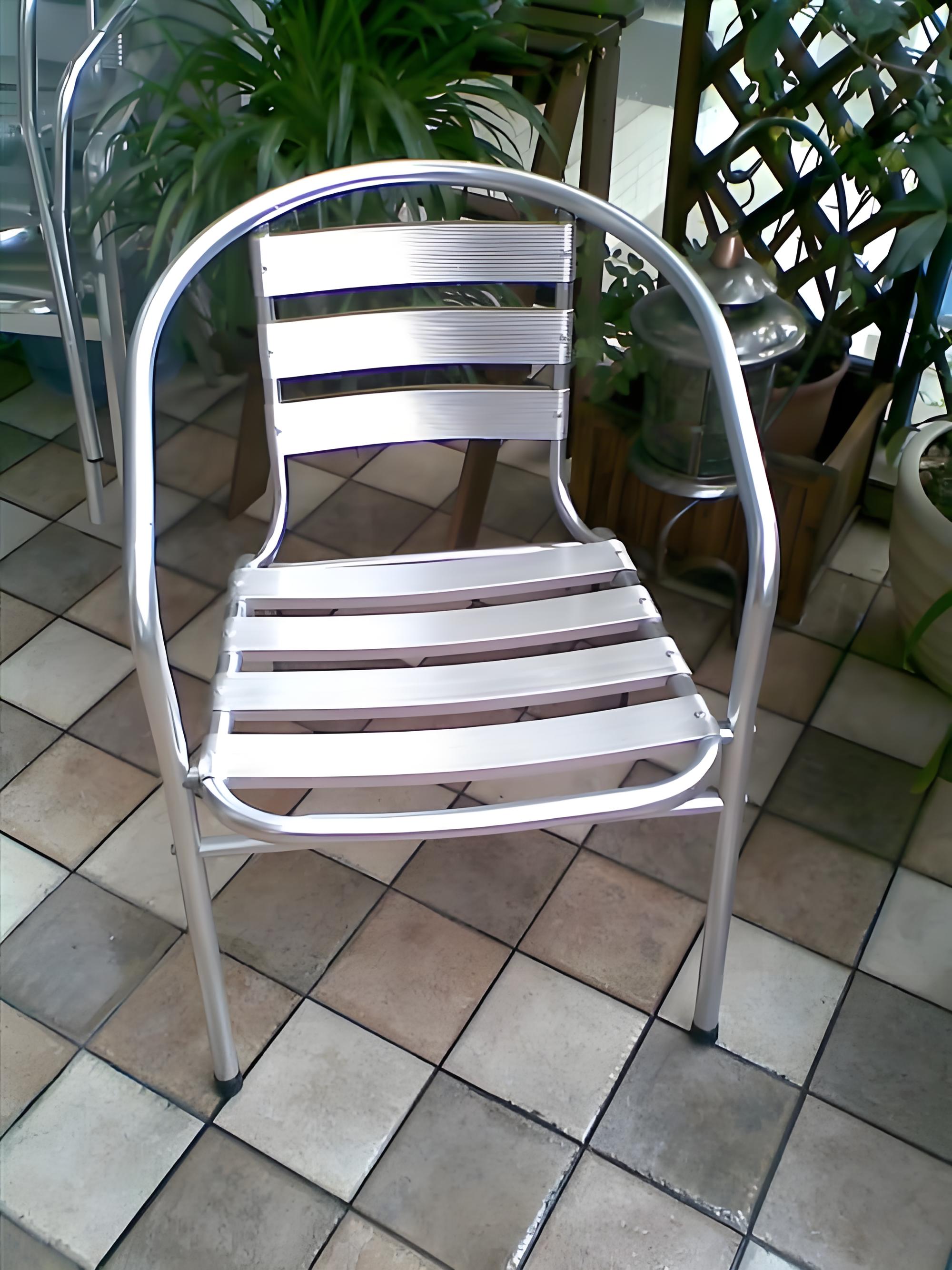 Aplikácia hliníkových materiálov na stoličkách