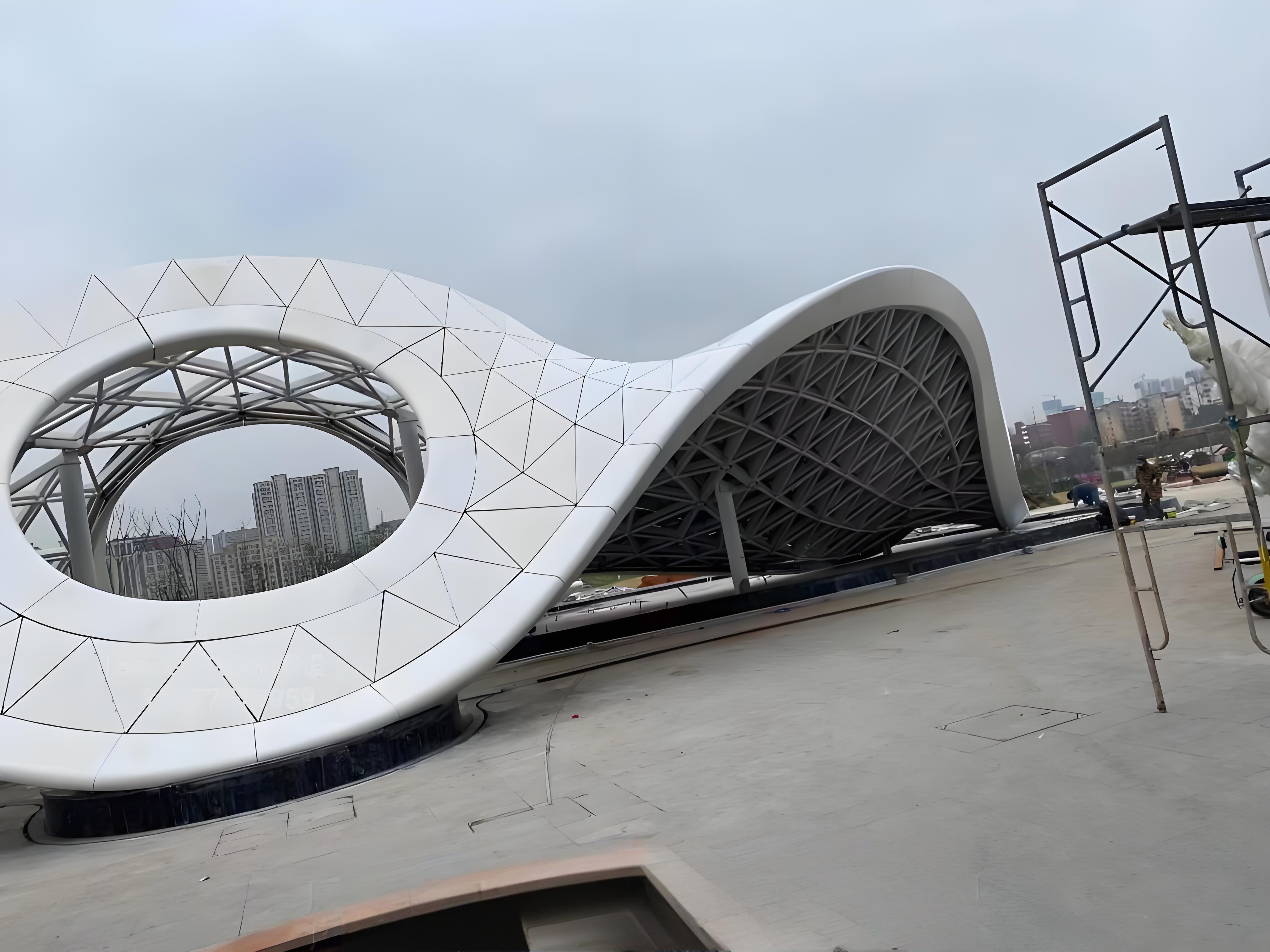 Koncept technológie formovania na mieste pre zakrivené hliníkové panely